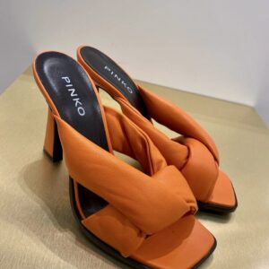 Pomarańczowe sandałki na słupku