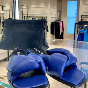 Granatowe klapki Pinko