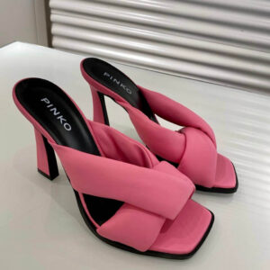 Różowe sandałki na słupku